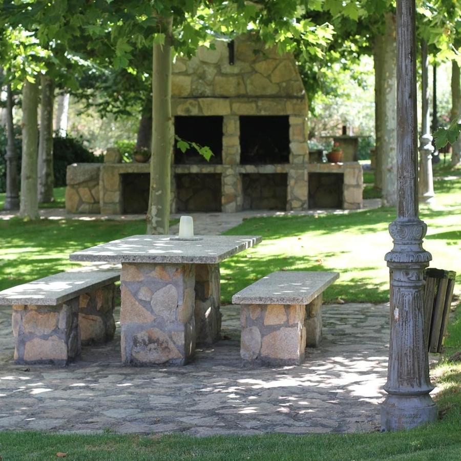 Hotel Ribera Del Corneja Navacepedilla de Corneja ภายนอก รูปภาพ